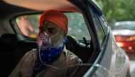 A man with a breathing problem receives oxygen support for free inside his car at a Gurudwara (Sikh temple), amidst the spread of coronavirus disease (COVID-19), in Ghaziabad, India, April 24, 2021. Picture taken April 24, 2021. REUTERS/Danish Siddiqui
