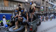 Army soldiers patrol the street, to enforce coronavirus safety protocols, as the spread of the coronavirus disease (COVID-19) continues in Peshawar, Pakistan April 25, 2021. REUTERS/Fayaz Aziz/File Photo
