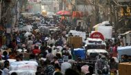 People walk at a crowded market in the old quarters of Delhi, India, April 6, 2021. REUTERS/Anushree Fadnavis/File Photo