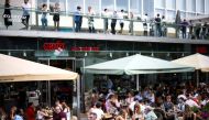 FILE PHOTO: People sit at an outdoor restaurant on the South Bank during sunny weather, amid the coronavirus disease (COVID-19) outbreak, in London, Britain, June 5, 2021. REUTERS/Henry Nicholls/File Photo
