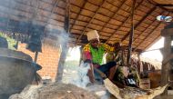 FILE PHOTO: A woman uses a knife to remove scales from the skin of a live pangolin at the Epe fish market in Lagos, Nigeria July 29, 2020. Picture taken July 29, 2020 REUTERS/Seun Sanni/File Photo
