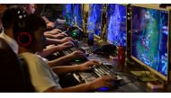 People play online games at an internet cafe in Fuyang, Anhui province, China August 20, 2018. REUTERS/Stringer
