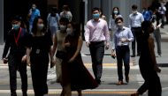 Office workers spend their lunch breaks at the central business district during the coronavirus disease (COVID-19) outbreak in Singapore September 8, 2021. REUTERS/Edgar Su/File Photo
