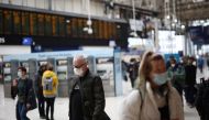 People wearing protective face masks walk through Waterloo train station, amid the coronavirus disease (COVID-19) outbreak, in London, Britain, January 3, 2022. REUTERS/Henry Nicholls


