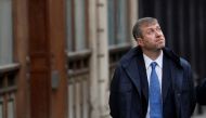 Chelsea Football Club owner Roman Abramovich walks past the High Court in London November 16, 2011. REUTERS/Suzanne Plunkett/File Photo

