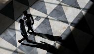 Office workers are seen at a largely empty central business district as Singapore returns to the work-from-home regime due to surging cases in the coronavirus disease (COVID-19) outbreak, in Singapore September 27, 2021. REUTERS/Edgar Su/File Photo

