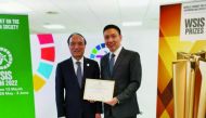 Houlin Zhao, Secretary-General of the International Telecommunication Union (ITU), presents Huawei a WSIS Prize 2022 Champion award.

