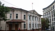 Men ran past a building of the Iranian embassy, amid Russia's attack on Ukraine, in Kiev, Ukraine, on September 24, 2022. REUTERS/Valentyn Ogirenko