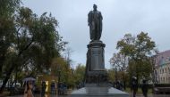 Law enforcement officers stand guard near a monument to Russian diplomat and poet Alexander Griboyedov, after opposition activists called for street protests against the mobilisation of reservists ordered by President Vladimir Putin, in Moscow on September 24, 2022. REUTERS/REUTERS PHOTOGRAPHER