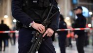 A policeman holds a 40-millimetre rubber defensive bullet launcher LBD (LBD40) to Paris' Gare du Nord train station, after several people were lightly wounded by a man wielding a knife on January 11, 2023. (Photo by Julien De Rosa / AFP)