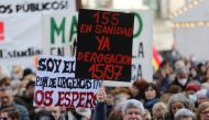 Health workers and their supporters protest against the public health care policy of the Madrid regional government, which they say is destroying primary care, in Madrid, Spain, January 15, 2023. (REUTERS/Isabel Infantes)