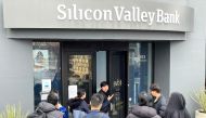 A worker tells people that the Silicon Valley Bank (SVB) headquarters is closed on March 10, 2023 in Santa Clara, California. (Photo by JUSTIN SULLIVAN / Getty Images via AFP)