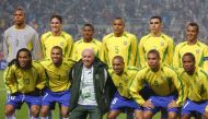 (FILES) Brazilian football team caretaker coach Mario Zagallo (C) poses with his starting line-up 20 November 2002 ahead of a friendly match between Brazil and South Korea at Seoul World Cup stadium. (Photo by Emmanuel DUNAND / AFP)
