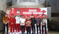 Indonesian Ambassador to Qatar H E Ridwan Hassan (fourth right) together with the Garuda team players.