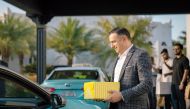  A Marriott International official delivering a Iftar pack to a Karwa taxi driver. 