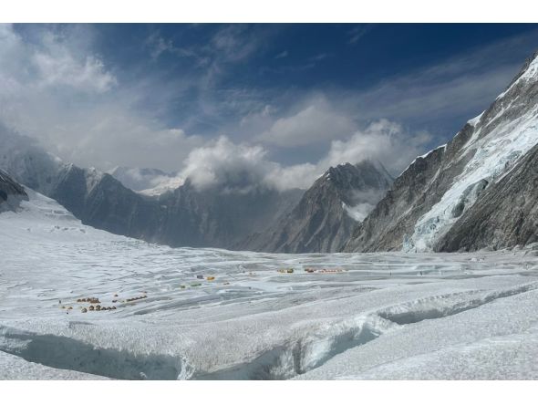 Mountaineers during their ascend to Mount Everest's summit, in Nepal. (Photo by Tsering Pemba Sherpa / AFP)  