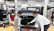A child learns about a car during the initiative.