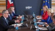 Britain's Prime Minister Keir Starmer (L), Britain's Foreign Secretary David Lammy (2L), Britain's Paymaster General and Minister for the Cabinet Office for the Constitution and European Relations Nick Thomas-Symonds (3L), European Union High Representative for Foreign Affairs and Security Policy Kaja Kallas (4R), European Commission President Ursula von der Leyen (3R), European Council President Antonio Costa (2R) and EU Commissioner for Trade and Economic Security, Maros Sefcovic attend a meeting, during the UK-EU Summit at Lancaster House in London on May 19, 2025. (Photo by Kin Cheung / Pool / AFP)