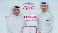 Rashid Al-Buainain, Chief Administrative Officer at QIC Group presenting a certificate to one of the students.