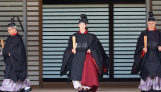 Japanese Prince Hisahito, son of Crown Prince Akishino wearing an ancient ceremonial costume, leaves for a ceremony by a carriage at the Imperial Palace in Tokyo on September 6, 2025. (Photo by Yoshikazu Tsuno / POOL / AFP)