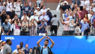 Novak Djokovic of Serbia acknowledges the crowd as he walks off the court after losing to Carlos Alcaraz of Spain on September 5, 2025. Clive Brunskill/Getty Images/AFP 
 
