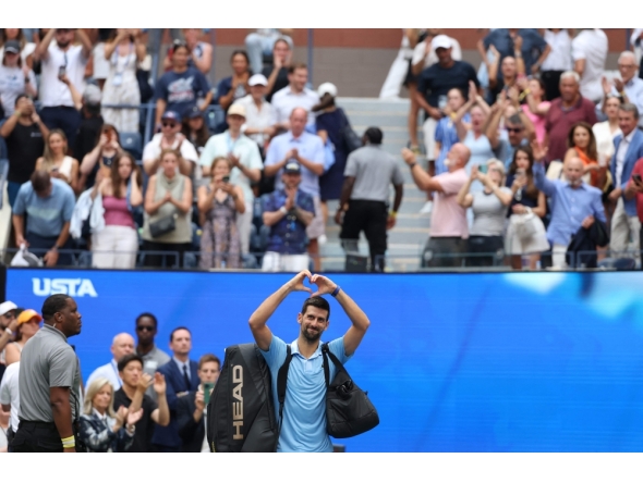 Novak Djokovic of Serbia acknowledges the crowd as he walks off the court after losing to Carlos Alcaraz of Spain on September 5, 2025. Clive Brunskill/Getty Images/AFP 
 
