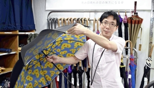 Hirofumi Kawaguchi shows a Silent Umbrella at Maruyasu Yougasa in Abeno Ward, Osaka. Pic: The Japan News
 
