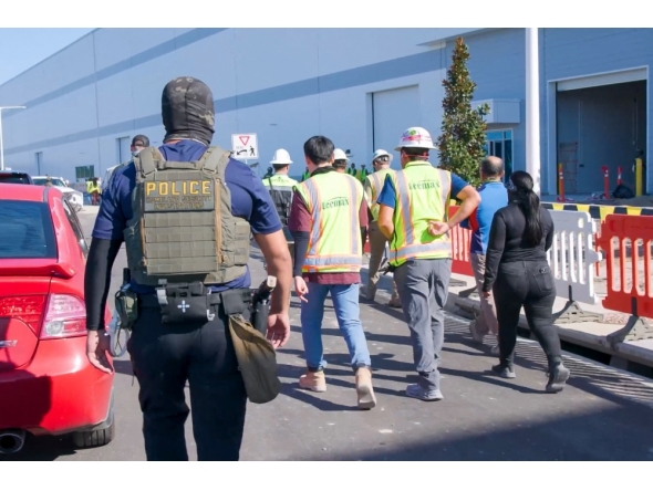 This handout photo released by US Immigration and Customs Enforcement (ICE) on September 5, 2025 allegedly shows a Homeland Security Investigations police officer during a federal search warrant at a company in Ellabell, Georgia, on September 4, 2025. (Photo by US Immigration and Customs Enforcement / AFP) 