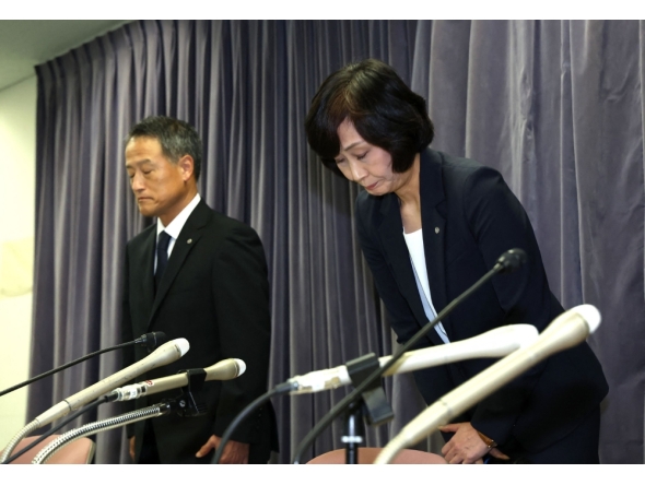Japan Airlines President Mitsuko Tottori (R) apologizes at a press conference after receiving a letter of severe warning from the Ministry of Land, Infrastructure, Transport and Tourism, regarding a pilot's drinking scandal, in Tokyo on September 10, 2025. (Photo by JIJI Press / AFP) 