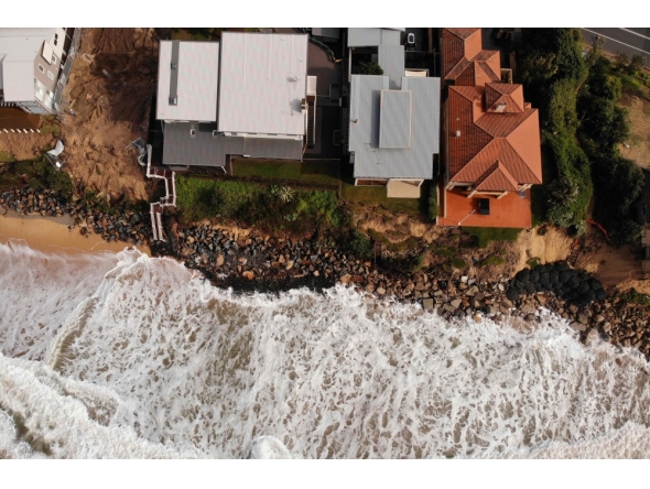 (Files) An aerial file photo taken on July 28, 2020 shows homes perched on Australia's eastern coastal town of Wamberal. (Photo by Peter Parks / AFP)