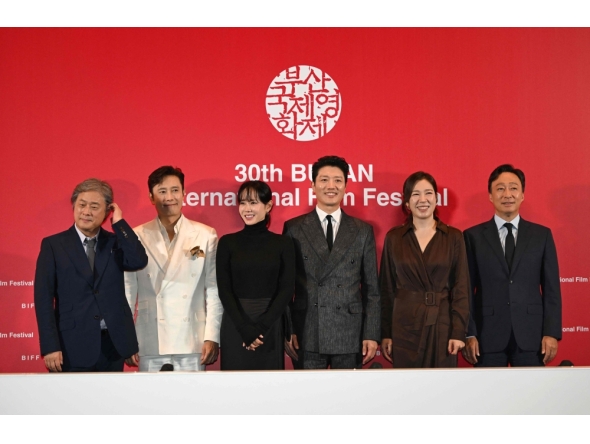 (L-R) South Korean director Park Chan-wook, actors Lee Byung-hun, Son Ye-jin, Park Hee-soon, Lee Sung-min and Yeom Hye-ran pose for a photo after a press conference for the opening film 'No Other Choice' of the 30th Busan International Film Festival (BIFF) at the Busan Cinema Center in Busan on September 17, 2025. (Photo by Jung Yeon-je / AFP)