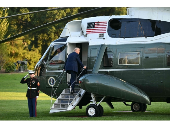US President Donald Trump boards Marine One as he departs from the South Lawn of the White House in Washington, DC, on Septemeber 22, 2025. (Photo by SAUL LOEB / AFP)