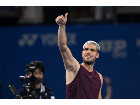 Spain's Carlos Alcaraz reacts after his men痴 singles match against Norway's Casper Ruud at the ATP Japan Open tennis tournament in Tokyo on September 29, 2025. (Photo by Philip FONG / AFP)