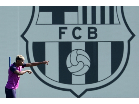 Barcelona's Spanish forward #10 Lamine Yamal attends a training session at the Joan Gamper training ground in Sant Joan Despi, near Barcelona, on September 30, 2025. (Photo by Lluis Gene / AFP)