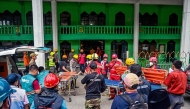 personnel search for survivors at the Al Khoziny Islamic boarding school in Sidoarjo, East Java province on September 30, 2025. (Photo by Juni Kriswanto / AFP)