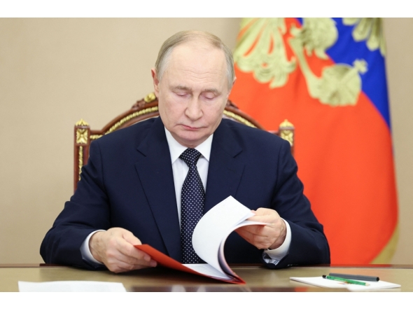 In this pool photograph distributed by the Russian state agency Sputnik, Russia's President Vladimir Putin holds an operational meeting via videoconference with permanent members of the Russian Security Council in Moscow on October 1, 2025. (Photo by Aleksey Babushkin / POOL / AFP)
