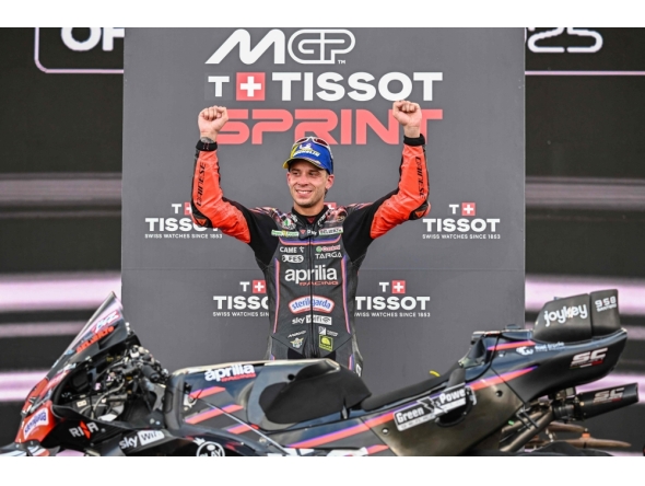 Aprilia Racing team's Italian MotoGP rider Marco Bezzecchi celebrates on the podium after winning the Sprint Race at the MotoGP Indonesian Grand Prix on October 4, 2025. C (Photo by Sonny Tumbelaka / AFP)