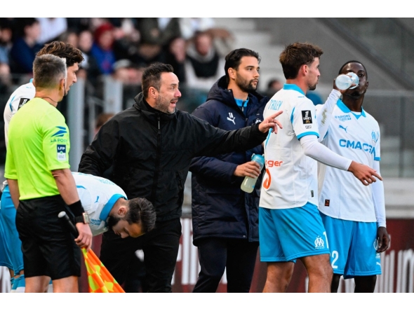 Marseille's Italian head coach Roberto De Zerbi (C) gives instructions to his players during the French L1 football match between Metz and Olympique de Marseille (OM) at the Stade Saint-Symphorien in Metz, eastern France on October 4, 2025. (Photo by Jean-Christophe VERHAEGEN / AFP)