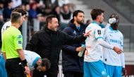 Marseille's Italian head coach Roberto De Zerbi (C) gives instructions to his players during the French L1 football match between Metz and Olympique de Marseille (OM) at the Stade Saint-Symphorien in Metz, eastern France on October 4, 2025. (Photo by Jean-Christophe VERHAEGEN / AFP)