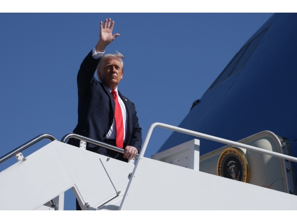 US President Donald Trump waves as he boards Air Force One en route to Naval Station Norfolk on October 5, 2025. (Photo by  Alex Wong/Getty Images/AFP)

