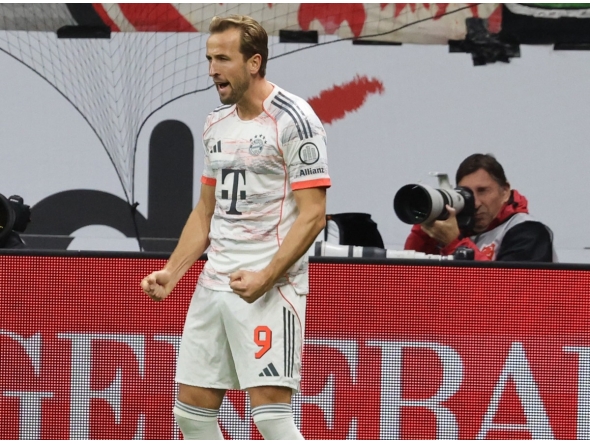 Bayern Munich's English forward #09 Harry Kane celebrates scoring his team's second goal during the German first division Bundesliga football match between Eintracht Frankfurt and FC Bayern Munich in Frankfurt am Main, western Germany, on October 4, 2025. (Photo by Daniel ROLAND / AFP)