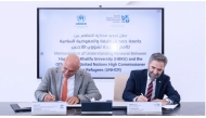 UNHCR Representative to Qatar Ahmed Mohsen (left), and Dean of the College of Islamic Studies Dr. Recep Şentürk  (right) at the signing of the renewed MoU between UNHCR and HBKU in Doha.
