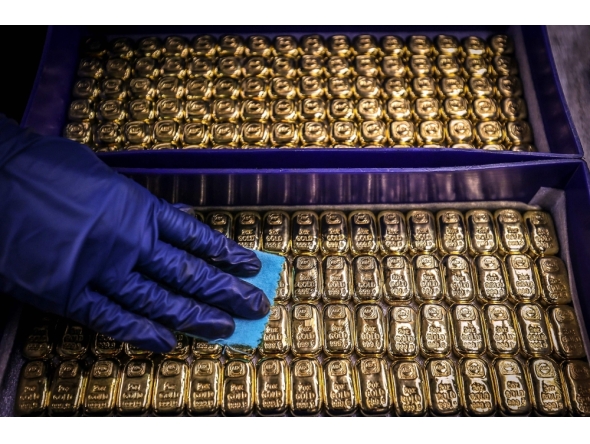 (Files) A worker polishes gold bullion bars at the ABC Refinery in Sydney on August 5, 2020. (Photo by David Gray / AFP)