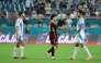 Cristian Romero of Argentina shakes hands with Matias Lacava of Venezuela after the match in Miami Garden. Photo by Leonardo Fernandez/Getty Images/AFP