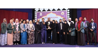Students, teachers and officials at the prize awarding ceremony.