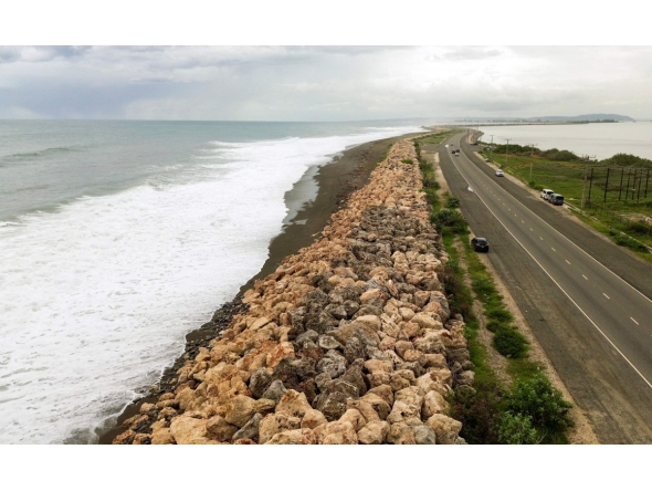 Storm surge crashes into the seawall that protects Palisadoes Strip, the route to Norman Manley International Airport, before the arrival of Hurricane Melissa, in Kingston, Jamaica, on October 25, 2025. Photo by Ricardo Makyn / AFP