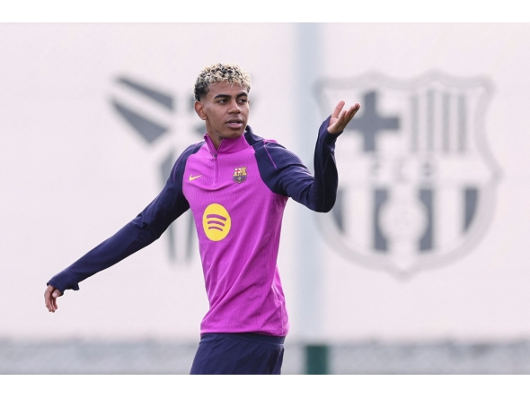 Barcelona's Spanish forward #10 Lamine Yamal attends a training session at the Joan Gamper training ground in Sant Joan Despi, near Barcelona, on October 25, 2025. (Photo by Josep LAGO / AFP)
