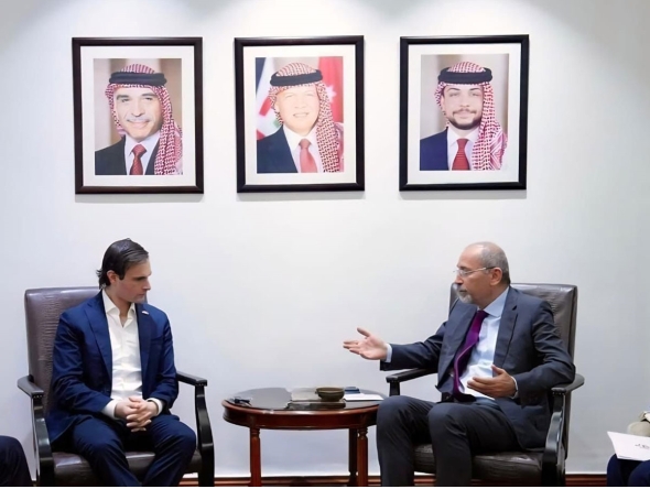 Jordan's Foreign Minister Ayman Safadi with US Under-Secretary for Foreign Assistance, Humanitarian Affairs and Religious Freedom Jeremy Lewin, who is currently visiting the Kingdom.