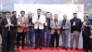 Country Head Honor Qatar Gao Done; Sales Director Honor Qatar Hanish Hamza; Brand Manager (Tradetec) Nisar; AGM Safari Tamel Elsaid Farag; Regional Director Safari BM Kassim; Business Development Manager Safari Mujeeb Rahiman; Head of Sales Safari Tittu George; and Special Guest Actor Hariprashanth MG at the ceremony.