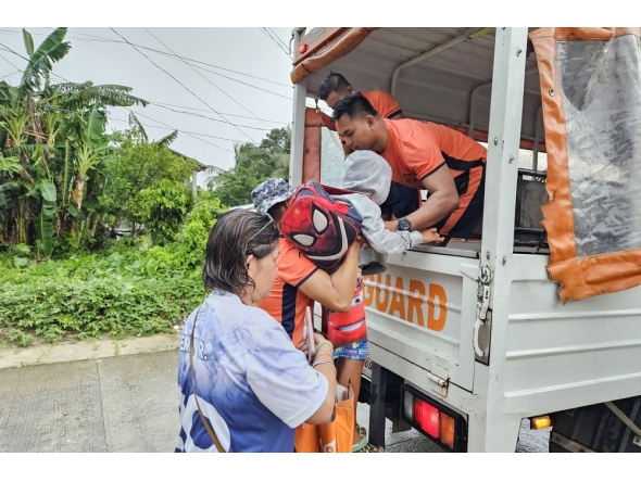 The Philippine Coast Guard personnel assisting in evacuating residents in Guiuan town, ahead of the landfall of Typhoon Kalmaegi. Photo by handout / Philippine Coast Guard station / AFP 